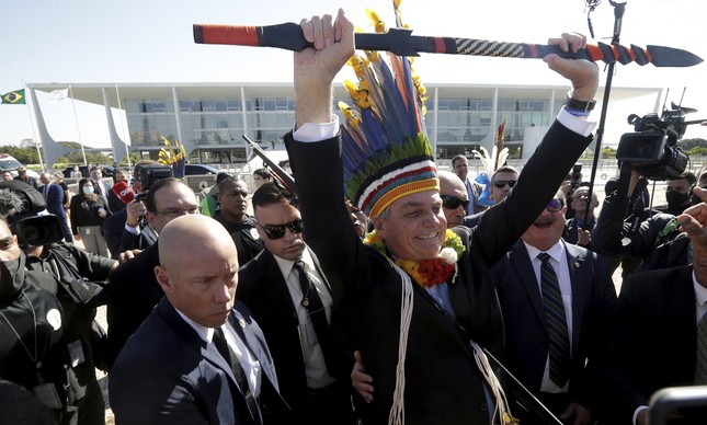 Jair Bolsonaro usa cocar e ergue lança indígena na Praça dos Três Poderes