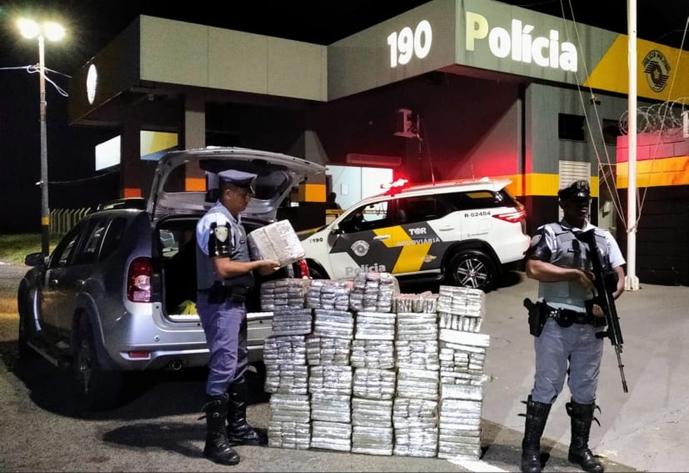 Adolescente foi flagrada com centenas de tijolos de maconha em Penápolis (SP) — Foto: Polícia Militar Rodoviária/Divulgação