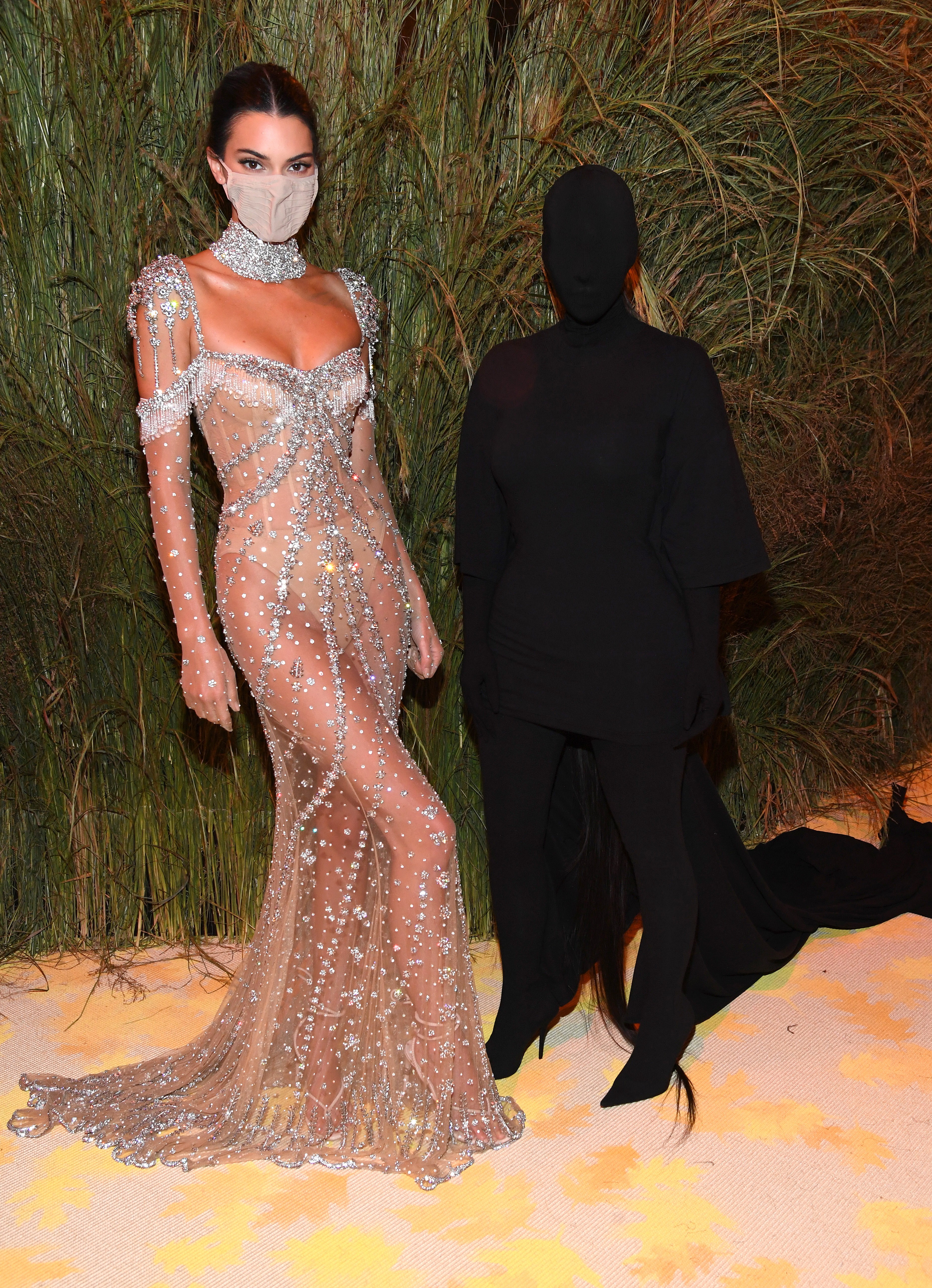 Kendall Jenner e Kim Kardashian no MET Gala 2021 (Foto: Getty Images for The Met Museum/)