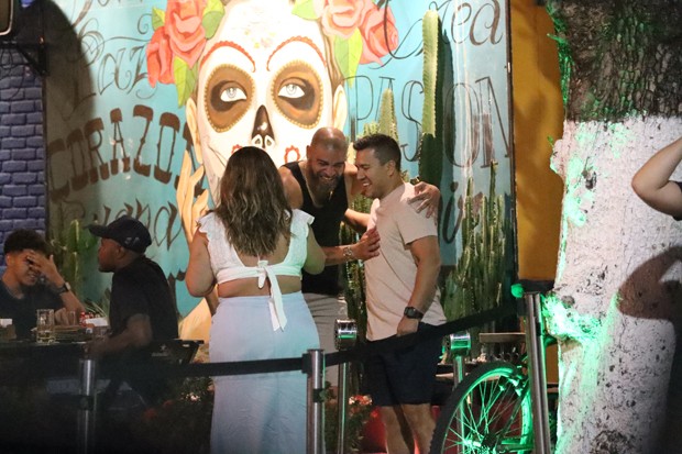 Adriano Imperador curte noitada em bar, no Rio (Foto: Delson Silva / AgNews)