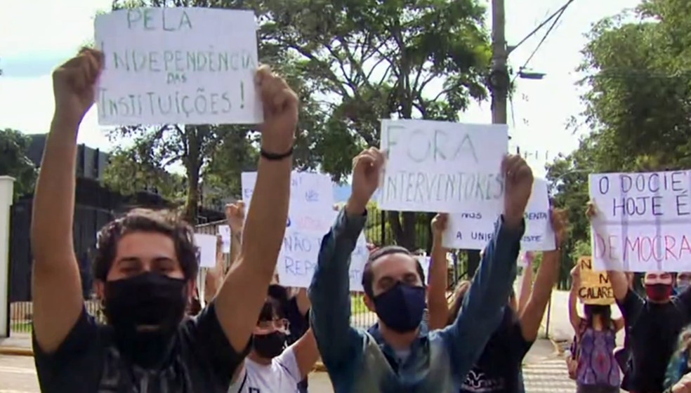 Estudantes protestam após Bolsonaro nomear segundo colocado para reitor na Unifei — Foto: Reprodução EPTV