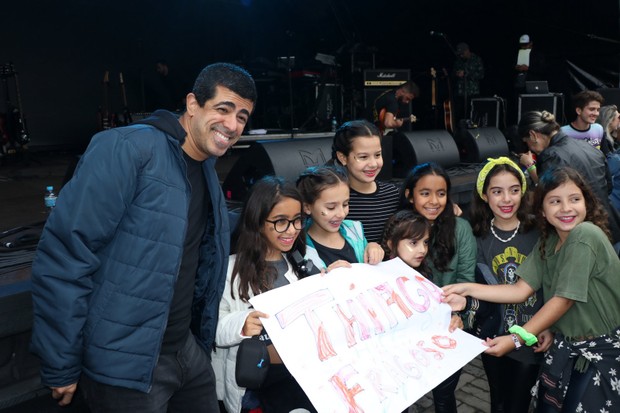 Marcius Melhem com as filhas e as amiguinhas delas (Foto: Rogério Fidalgo/AgNews)