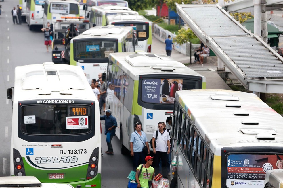 RodoviÃ¡rios fizeram greve na segunda-feira (11) e exigem o fim da dupla funÃ§Ã£o (Foto: Tania RÃªgo/AgÃªncia Brasil)