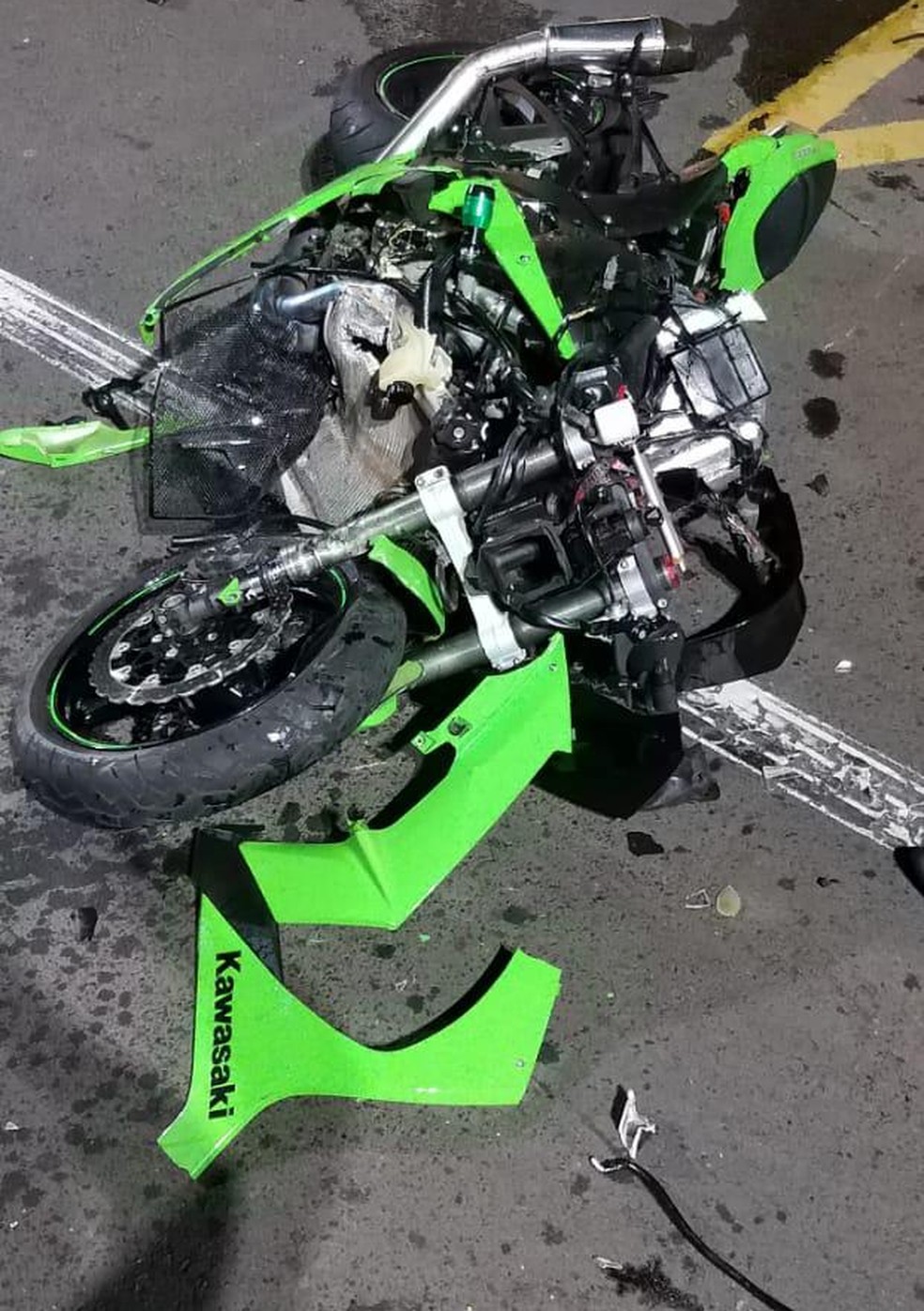 Motocicleta ficou destruída após bater em carro em Marília (SP) na noite desta sexta-feira (2) — Foto: Reprodução/ Redes Sociais