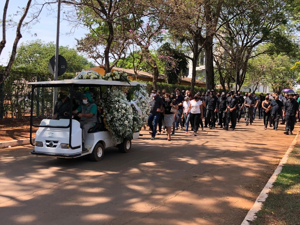 Corpo de agente da PF morto durante treinamento em GO é velado em cemitério no DF — Foto: Walder Galvão/G1