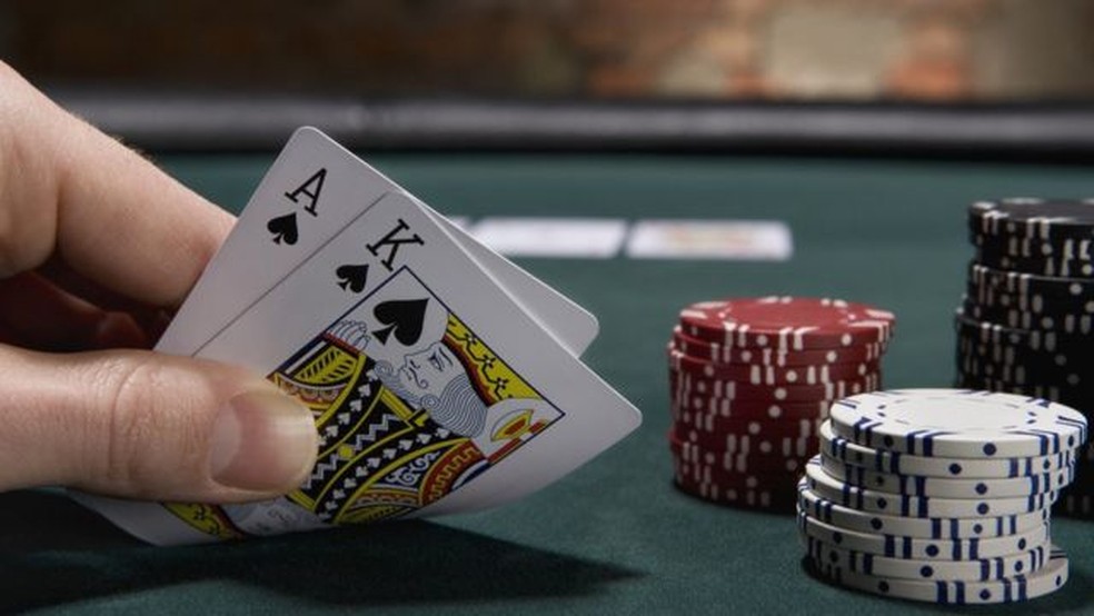 Jogadores desonestos conseguiram prever a ordem das cartas do baralho acompanhando atentamente a máquina de embaralhar cartas — Foto: Getty Images via BBC