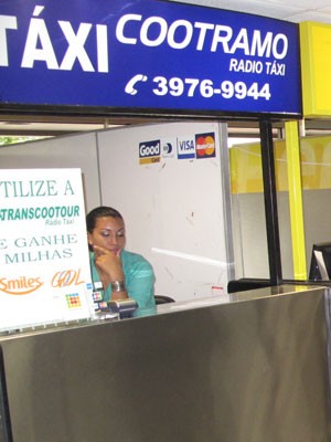 Guichê de atendimento de táxi especial no Galeão (Foto: João Bandeira de Mello/G1)