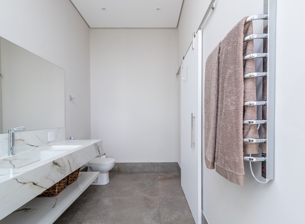 Banheiro projetado pela arquiteta Isabella Nalon ganhou toalheiro térmico com capacidade para uma toalha (Foto: Julia Herman/Divulgação)