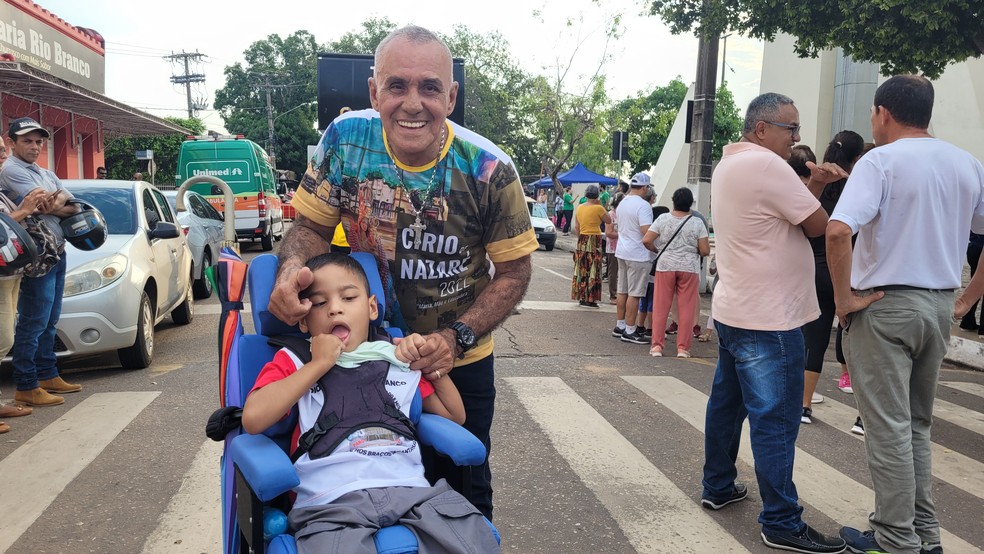 Raimundo vai à procissão pedir por ele e pelo filho, de 6 anos — Foto: Tácita Muniz/g1