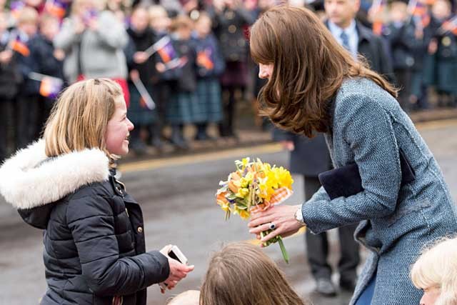A Duquesa recebe flores de uma mini súdita (Foto: Getty Images)