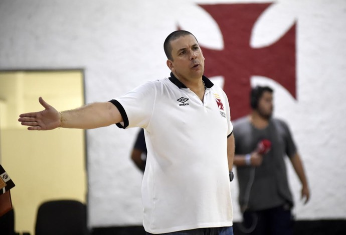 Técnico do Vasco diz que decisão no fim do ano tira glamour do Estadual