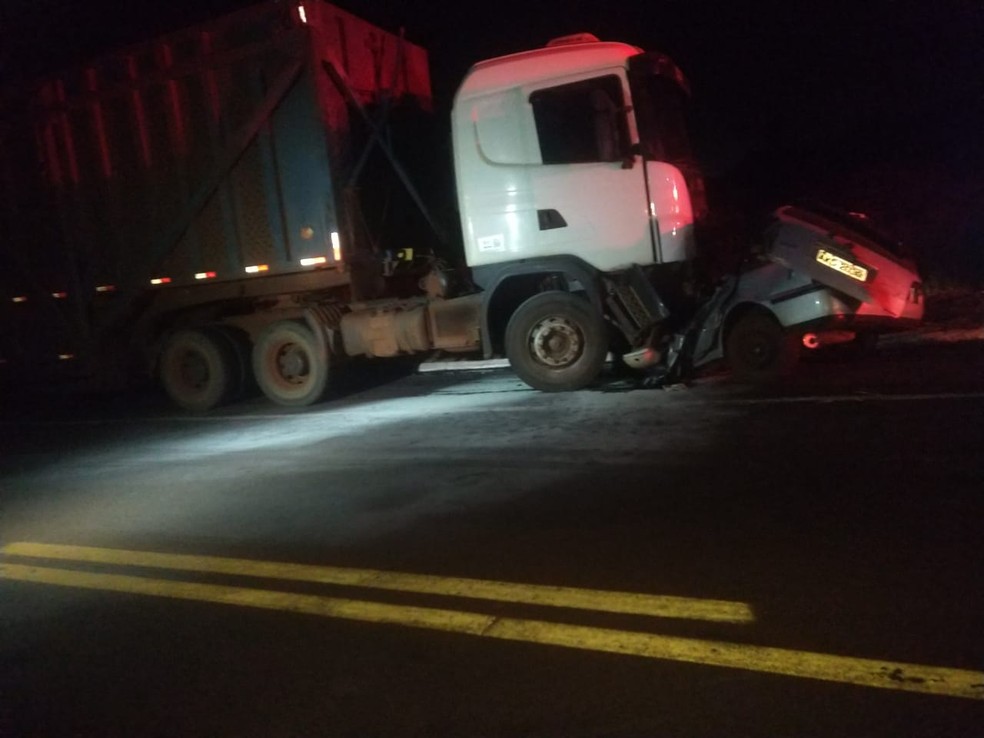Carro e carreta colidiram de frente no anel rodoviário de Dourados — Foto: BPMRv/Divulgação
