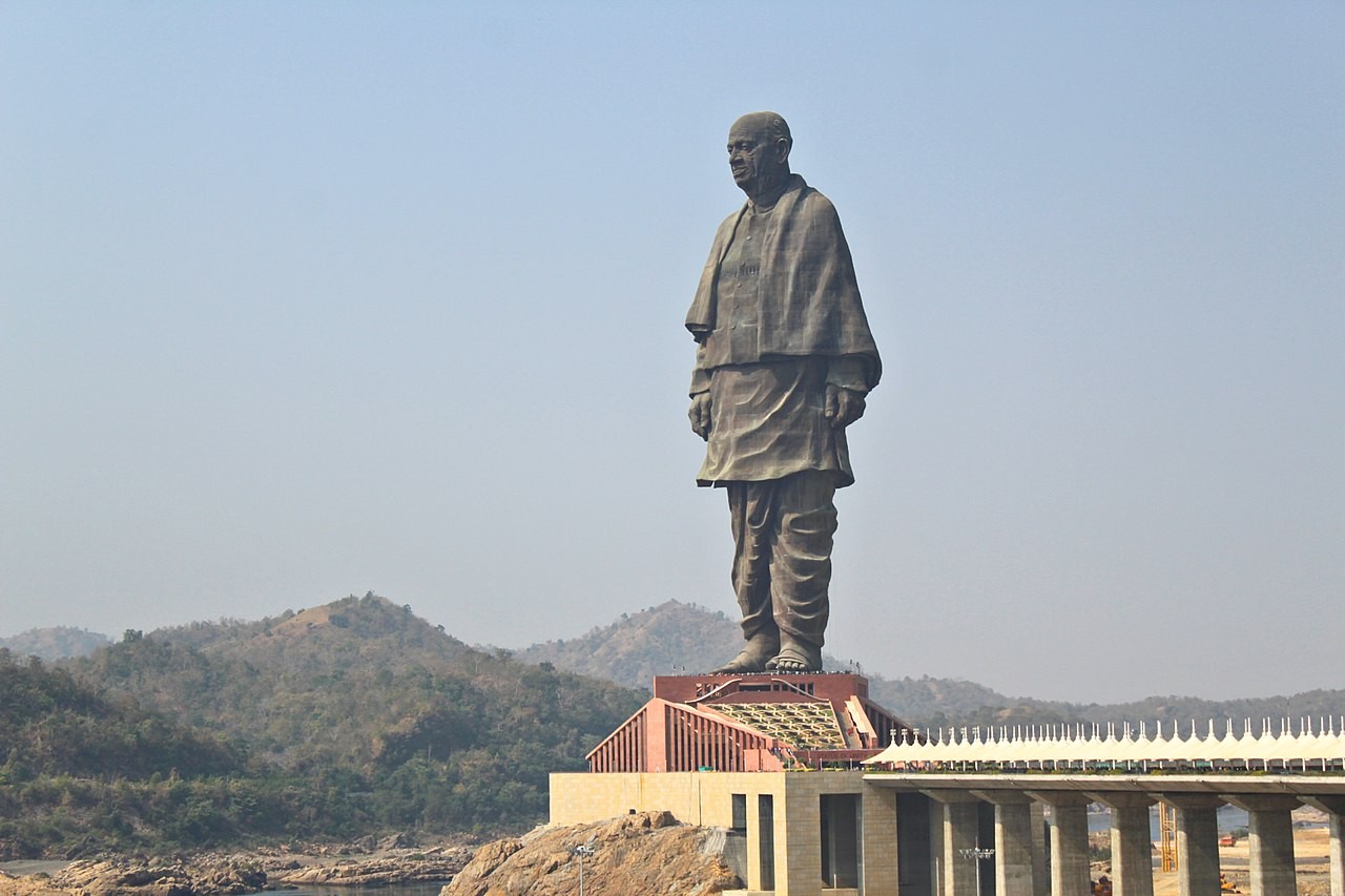 Inaugurada em 2018, a Estátua da Unidade tem 182 m de altura e foi uma homenagem a Sardar Patel, considerado o herói da independência da Índia  (Foto: Prasad dhage / Wikimedia Commons)