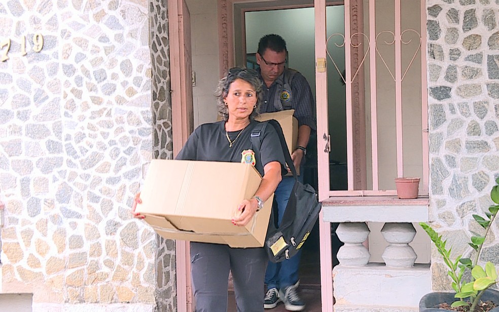 Agentes da Polícia Federal apreenderam documentos na casa de investigada de suspeita de fraude em licitação na SES, em BH (Foto: Reprodução/TV Globo)