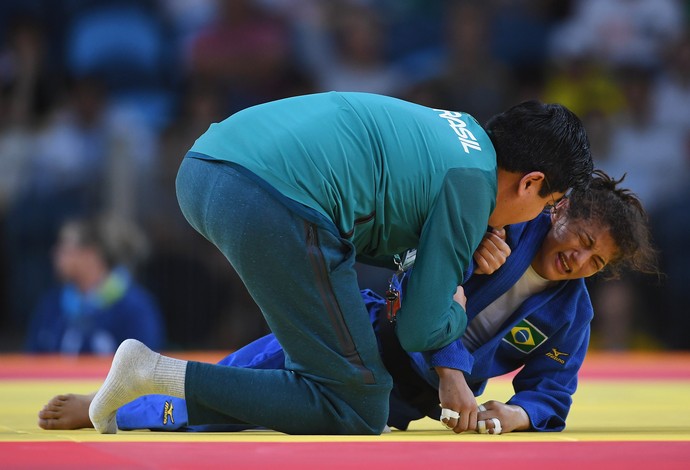 Sarah Menezes é consolada após perder a chance de medalha (Foto: Getty Images)