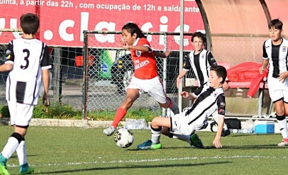 Manu disputou torneios não oficiais com a camisa do Benfica — Foto: Arquivo pessoal