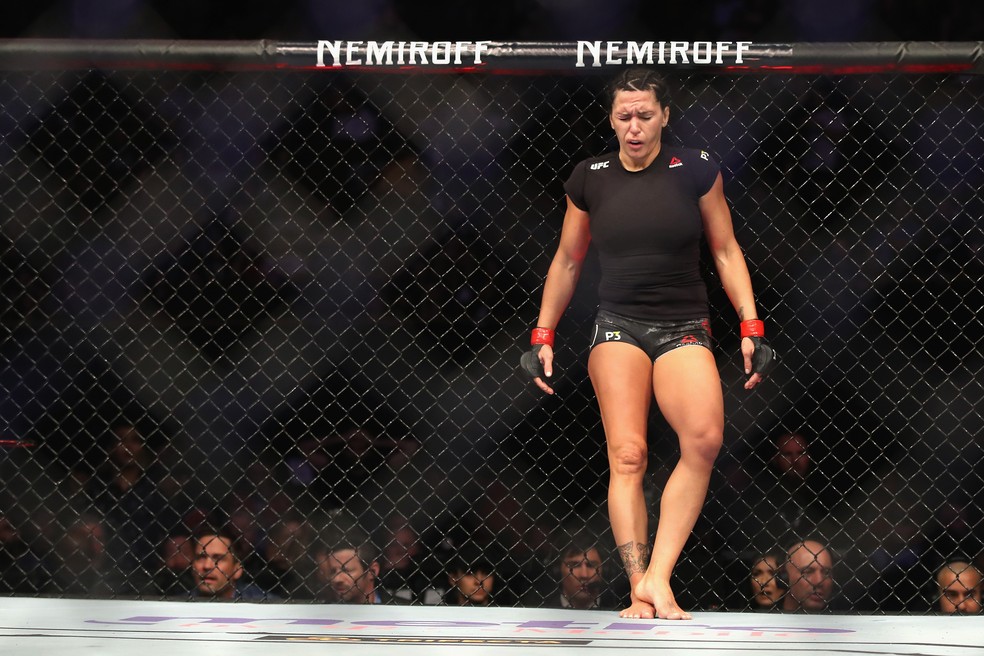 Cat Zingano sente o olho e desiste da luta contra Megan Anderson no UFC 232 — Foto: Getty Images