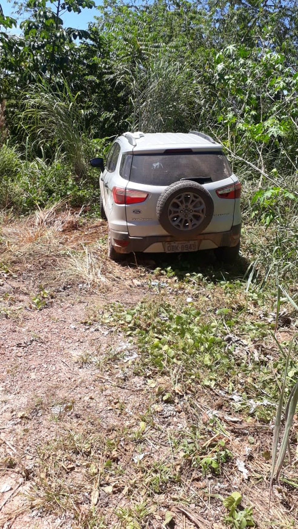 Eco Sport estava abandonado em uma regiÃ£o de mata nas imediaÃ§Ãµes do Bairro Altos da Serra, em CuiabÃ¡ â Foto: Ciopaer-MT