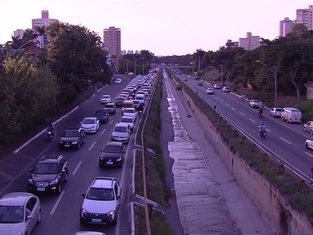 Trânsito na Marginal Botafogo ficou lento após o acidente em Goiânia Goiás (Foto: Reprodução/TV Anhanguera)