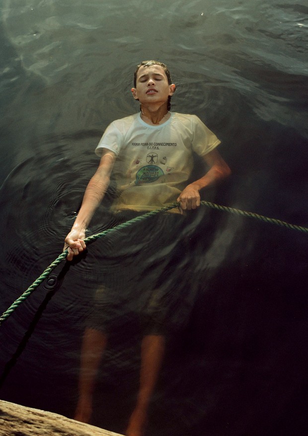 Clicada às margens do rio Tupana, no município de Careiro Castanho, a série do fotógrafo Daniel Jack Lyons foi feita em processo colaborativo com os moradores da região (Foto: Daniel Jack Lyons)