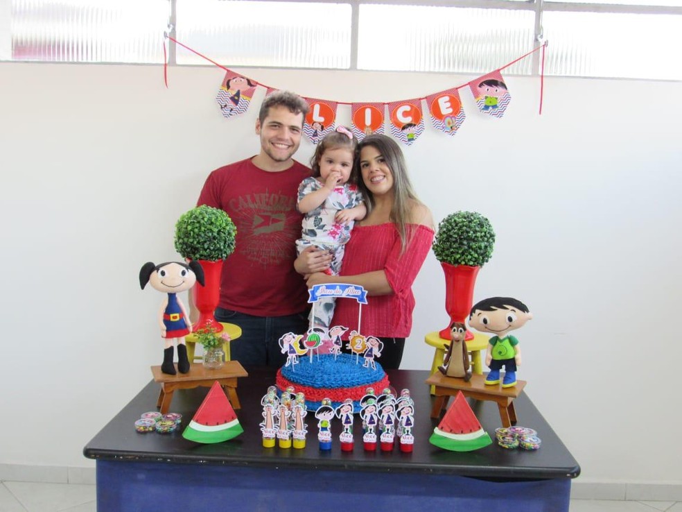 Alice comemorou o aniversário de dois anos ao lado da mãe e do pai já apresentando evolução após o transplante — Foto: Arquivo pessoal 