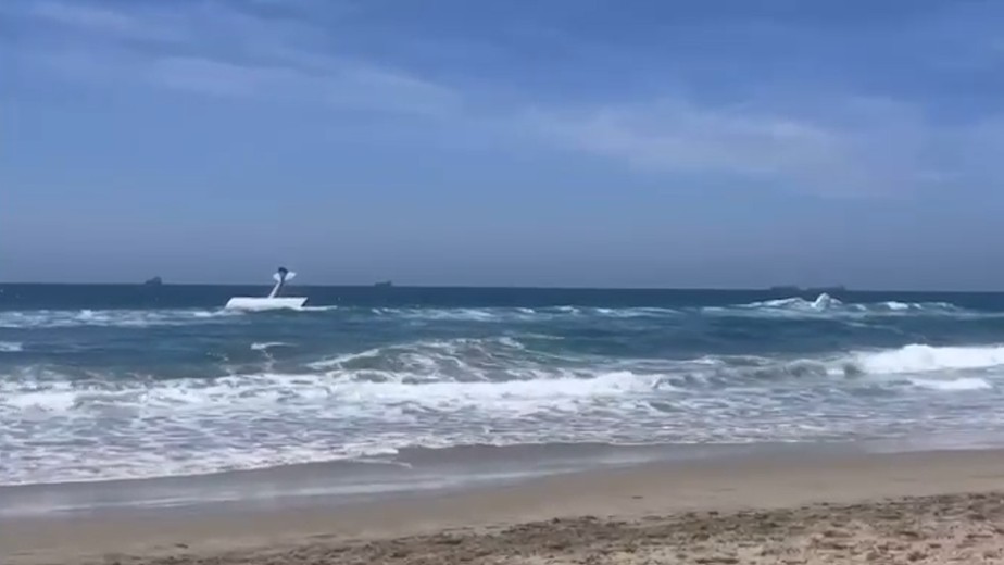 Avião cai em praia na Califórnia