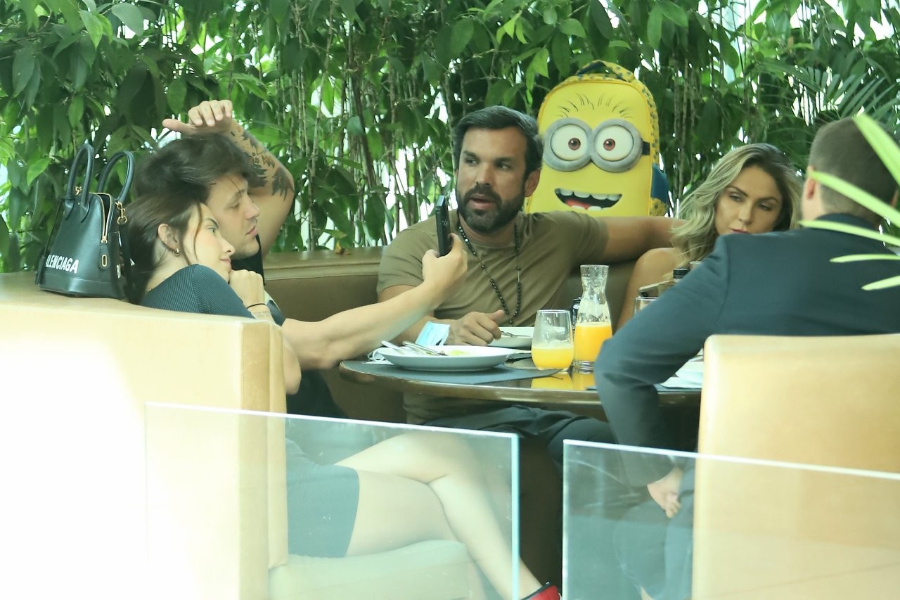 Saulo Pôncio, Gabi Brandt, Renata Dávila e Daniel Contrim almoçam juntos (Foto: AgNews)