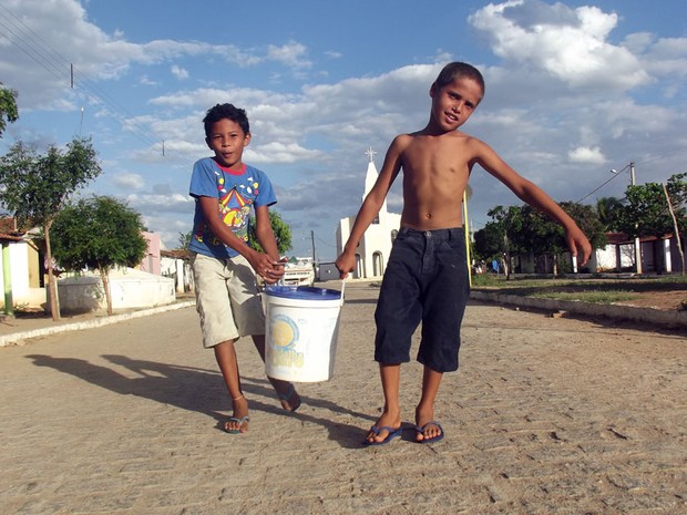 Até as crianças de São José do Seridó, RN, precisam carregar água   (Foto: Anderson Barbosa/G1)