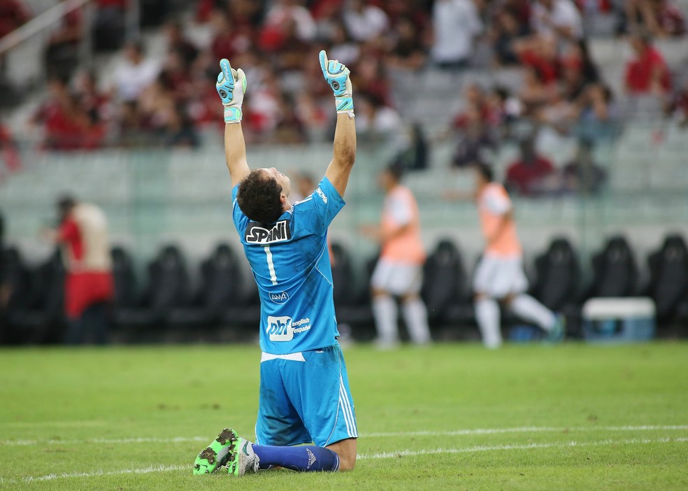 Marcelo Lomba foi goleiro, zagueiro e herói diante do Athletico-PR quando defendia a Ponte Preta — Foto: Giuliano Gomes/ Agência PR PRESS