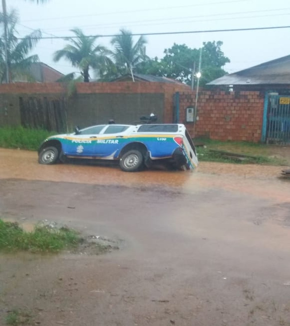 Parte de viatura ficou submersa ao cair em vala durante chuva neste domingo — Foto: Whatsapp/Reprodução