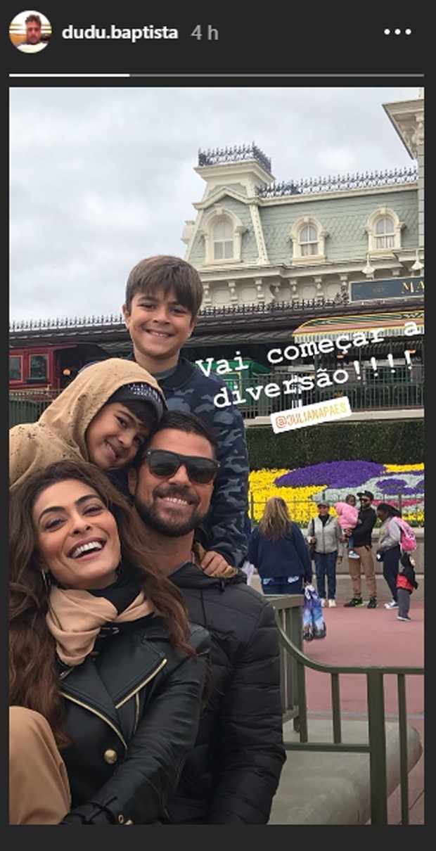 Juliana Paes com o marido, Carlos Eduardo Baptista, e os filhos, Pedro e Antônio (Foto: Reprodução/Instagram)