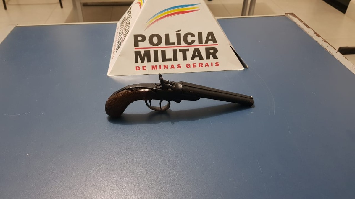 Após perseguição, motociclista inabilitado é preso com arma em Montes Claros