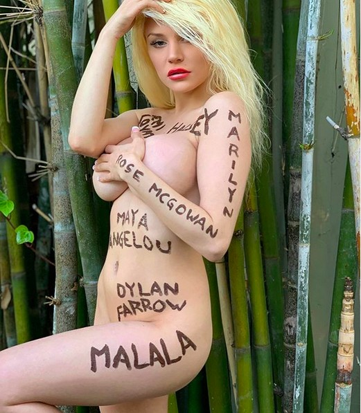 A atriz Courtney Stodden com os nomes de várias mulheres famosas escritos em seu corpo (Foto: Instagram)