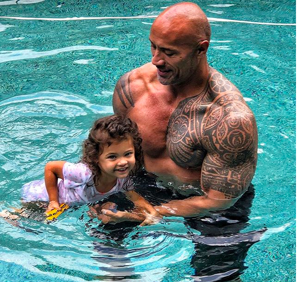O ator Dwayne The Rock Johnson na piscina de sua casa com a filha de dois anos  (Foto: Instagram)