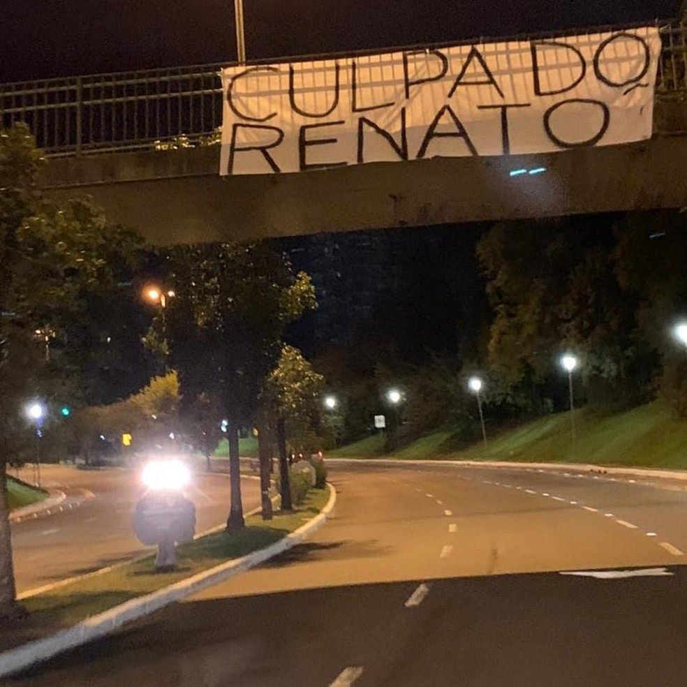 Torcida do Grêmio protesta em Porto Alegre — Foto: Reprodução