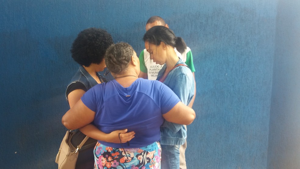 Filhos e a m&atilde;e conversando ap&oacute;s muito tempo distante (Foto: Graziela Rezende/G1 MS)