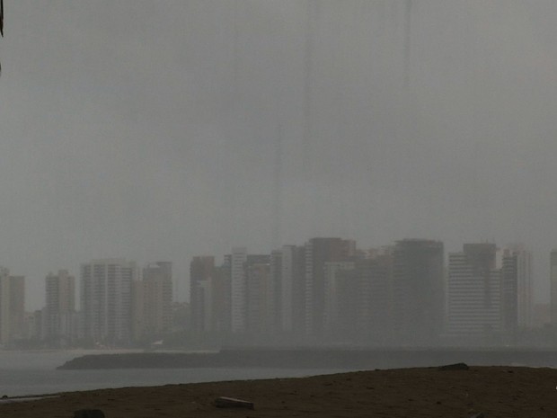 Chuva em Fortaleza (Foto: TV Verdes Mares)