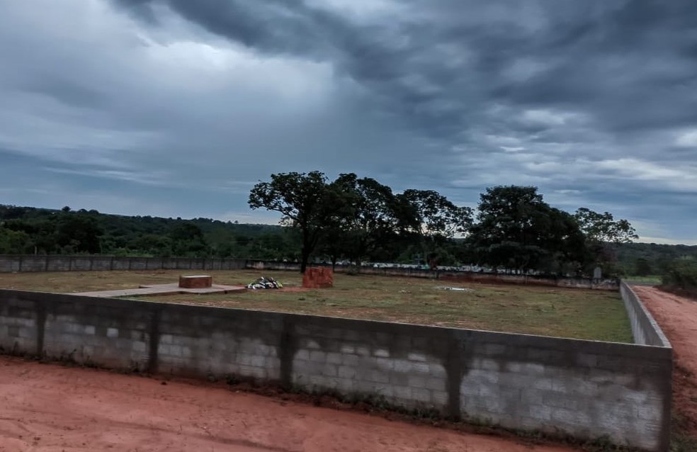 Túmulo do prefeito na área de ampliação do cemitério — Foto: Arquivo Pessoal