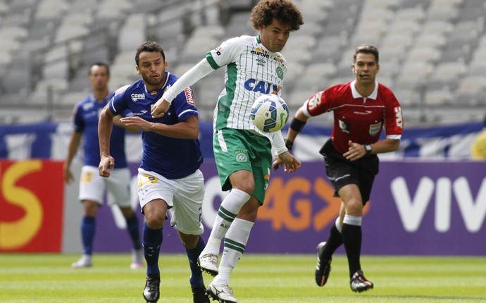 Camilo no jogo da Chapecoense contra o Cruzeiro (Foto: THOMAS SANTOS/AGIF/ESTADÃO CONTEÚDO)
