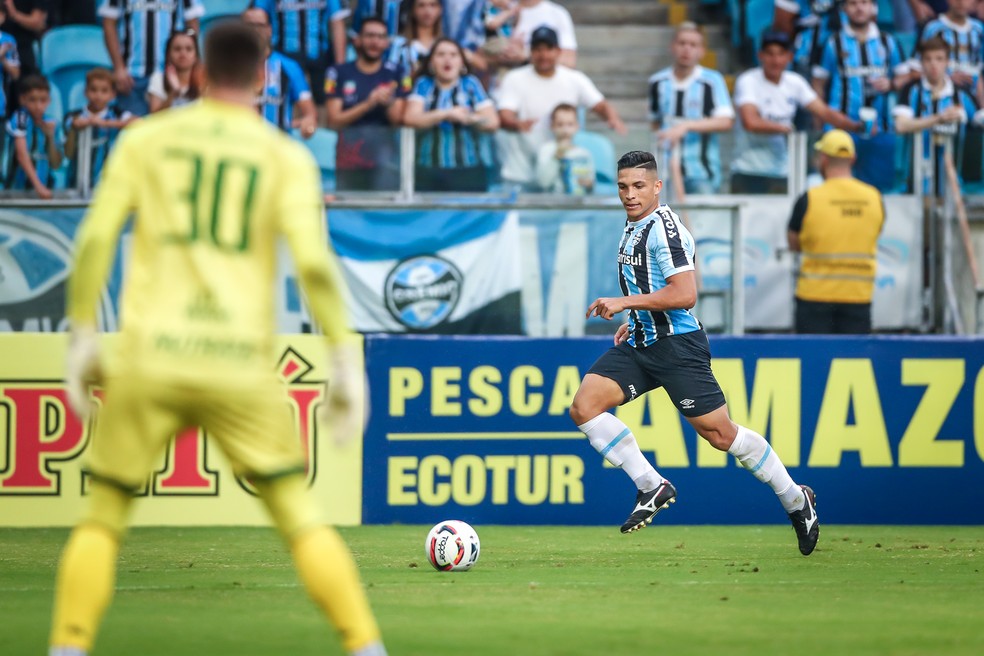 Lateral deve ganhar mais oportunidades com Roger Machado