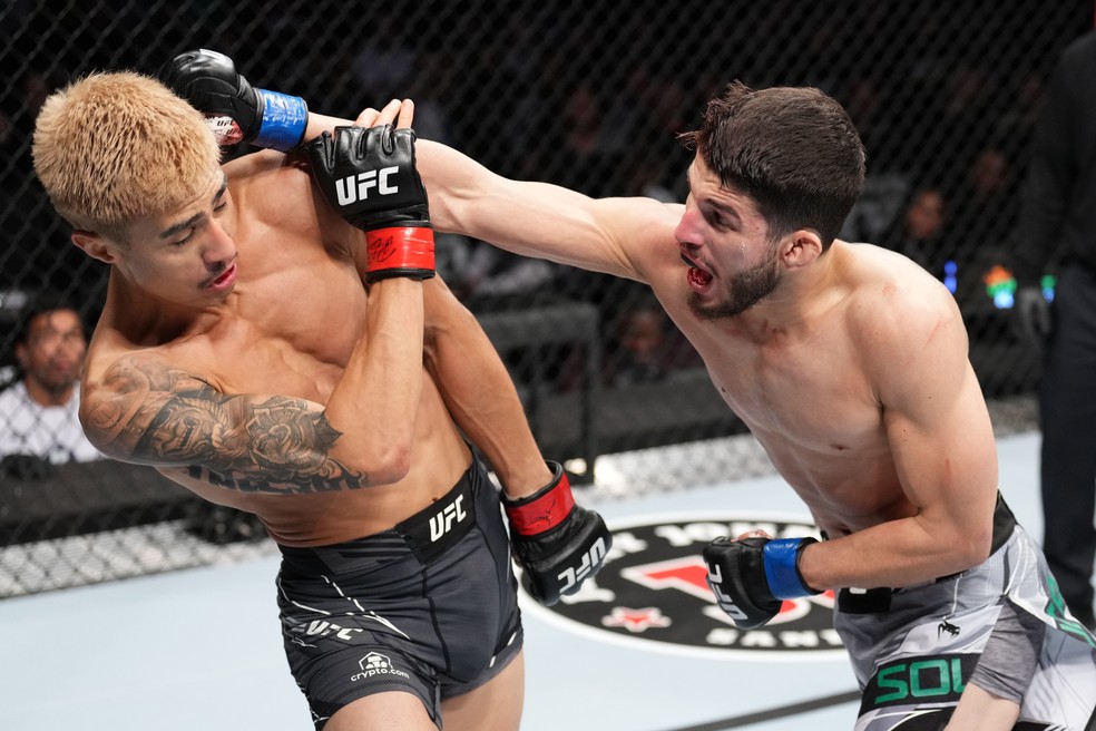 Luis Saldaña (esq.) esquiva um direto de Bruno Souza (dir.) no UFC Columbus — Foto: Josh Hedges/Zuffa LLC