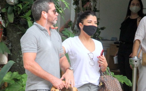 Anna Lima usa bolsa de grife em passeio com namorado