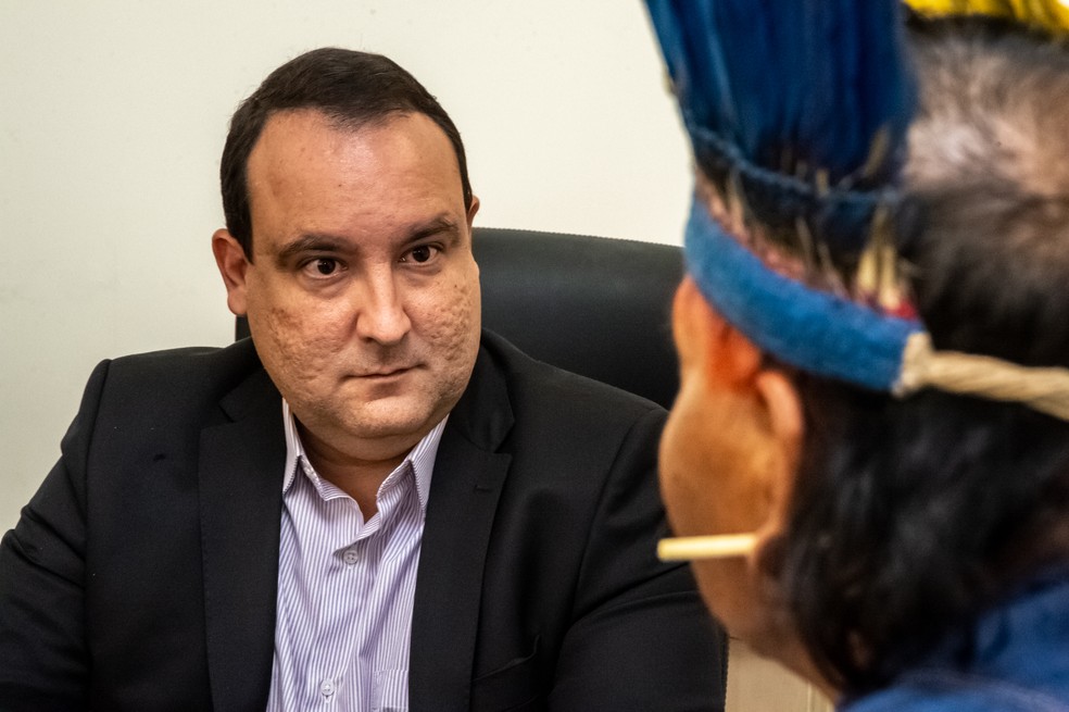 Presidente da Funai, Marcelo Xavier, e o Cacique Damião, da Terra Indígena da Marãiwatsédé. — Foto: Mário Vilela/Funai