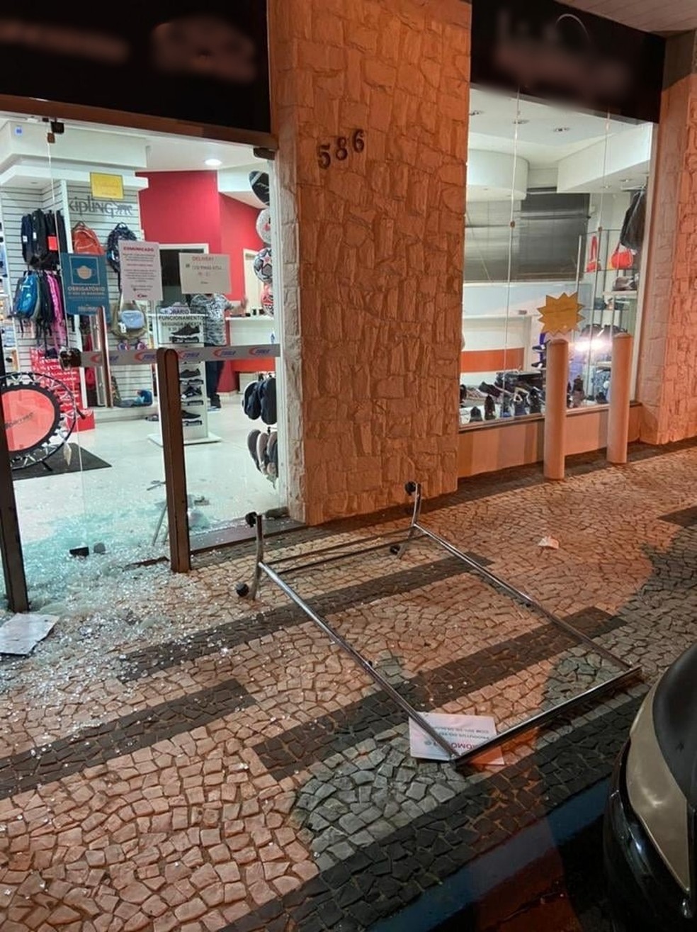 Vidraçaria de loja é quebrada durante assalto em Tietê — Foto: Arquivo Pessoal