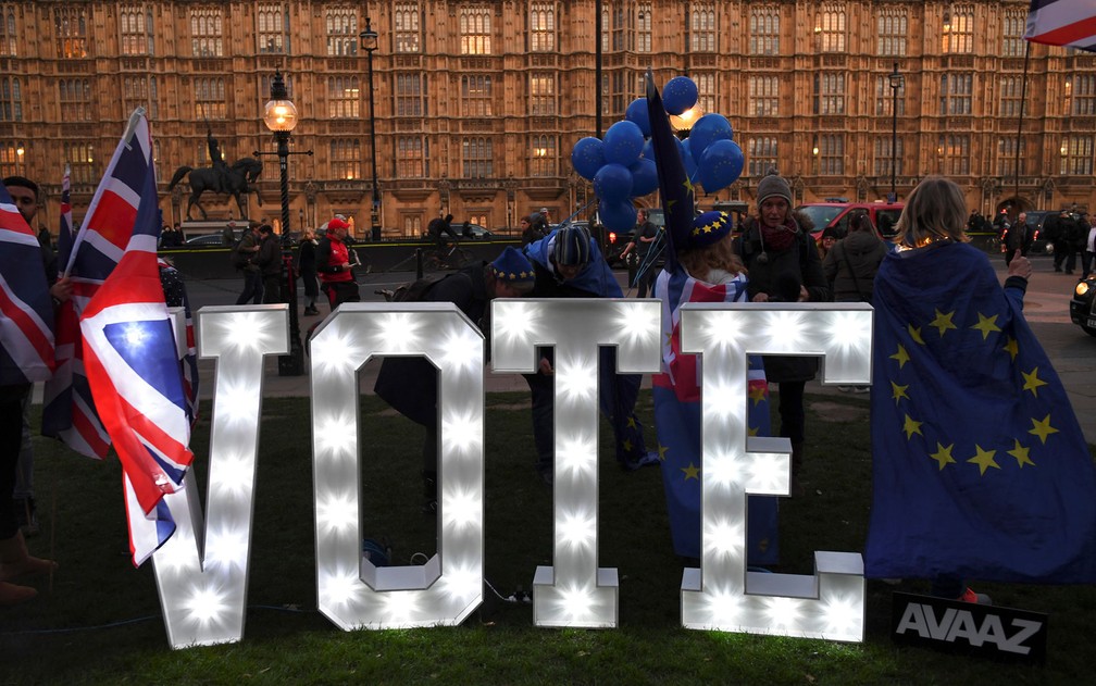 Manifestantes contra o Brexit pedem novo referendo do lado de fora do Parlamento britânico, na quarta-feira (27) — Foto: Dylan Martinez/Reuters
