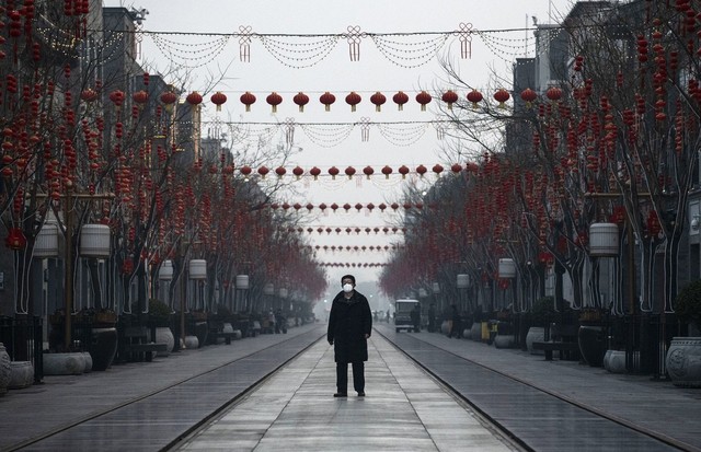 Carta de Pequim: a diretora de redação da Vogue China conta como está achando forças para passar pela crise do coronavírus (Foto: Reprodução/ Kevin Frayer/ Getty Images)