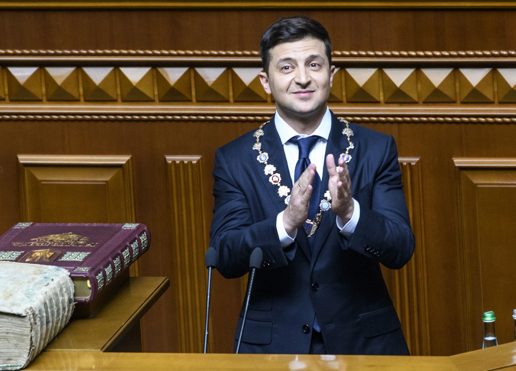 Volodymyr Zelensky durante sua posse no Parlamento em Kiev — Foto: Vladyslav Musienko / Serviço de Imprensa do Primeiro Ministro da Ucrânia/ AFP