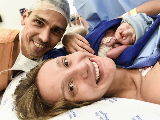 Arlindo, Isabel e Francisco: família reunida logo após o parto (Foto: Katia Rocha)