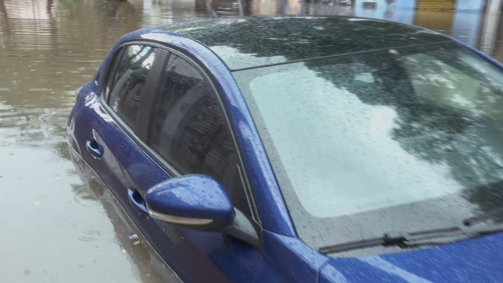 Carro fica boiando em enchente na Zona Leste de SP — Foto: Reprodução/TV Globo