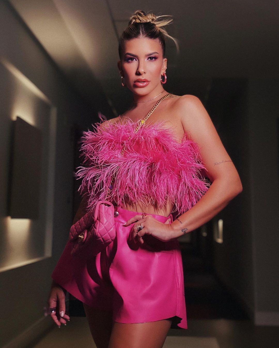 Lorena Improta posa com look todo rosa (Foto: Reprodução/Instagram)